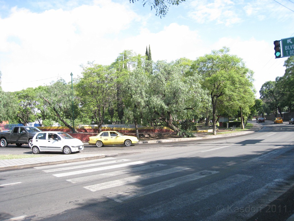 2011 Queretaro MX Half Marathon 245.JPG - The 2011 Queretaro Marathon on October 9. I was in town and was able to run the 21K, or 13.1 mile half marathon. The street just outside the Alamos House. This is the start of the very nice running area.